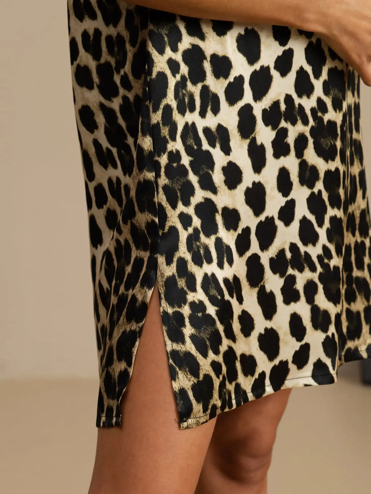 100% Mulberry Silk Half Sleeve V-neck Leopard Printed Short Nightgown with Split Design