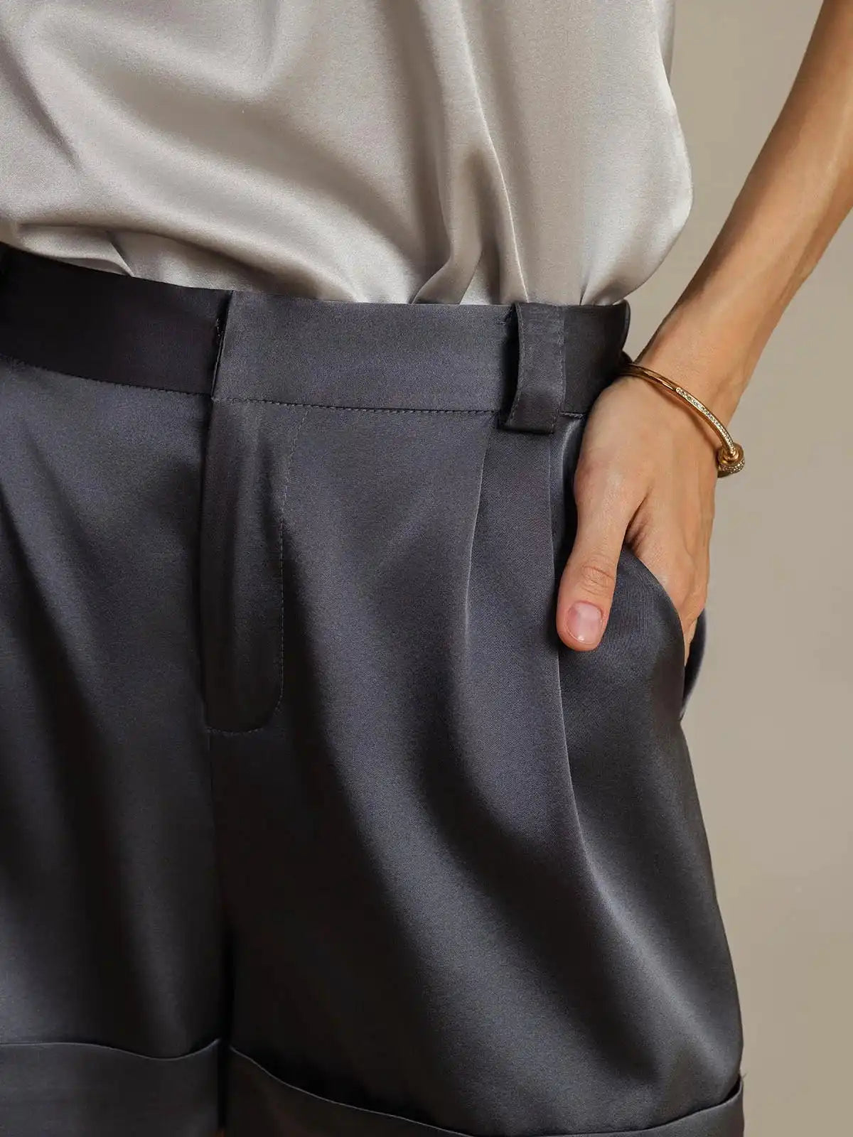 19Momme Silk Women's Cuffed Pleated Shorts With Side Pockets Design