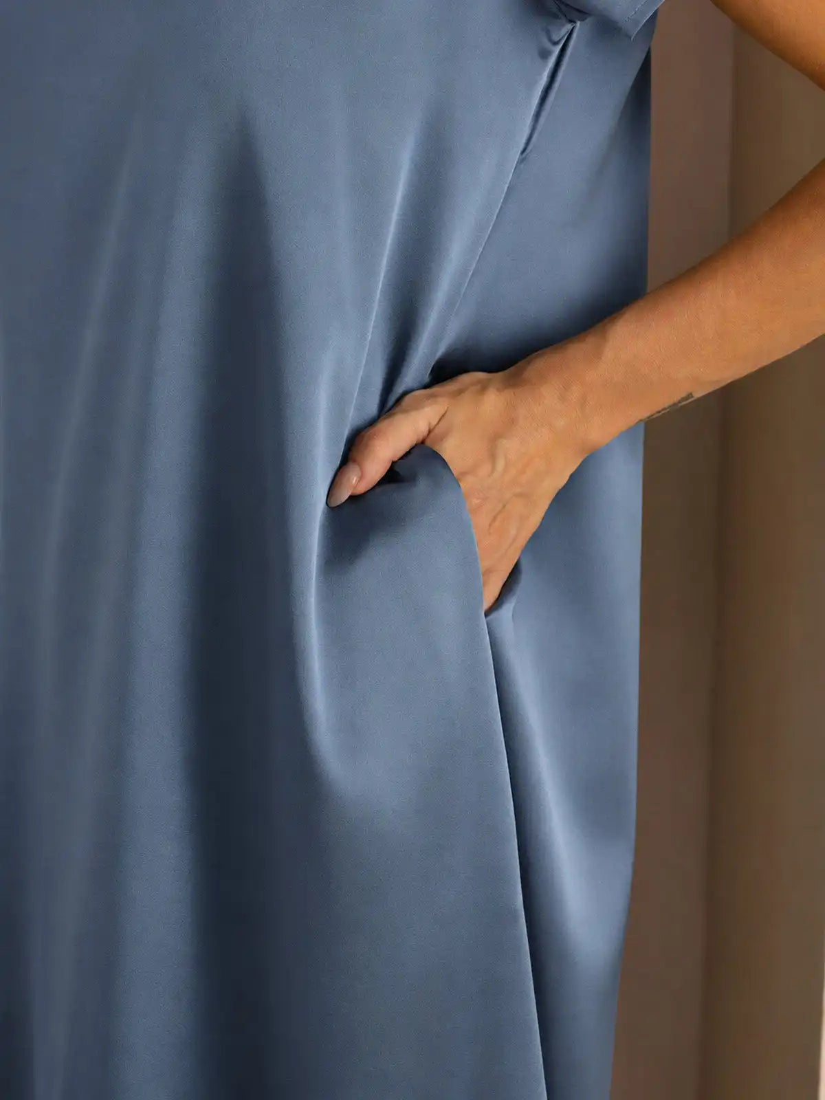 19Momme Silk Short Sleeve Crew Neck  Midi Dress With Side Pockets