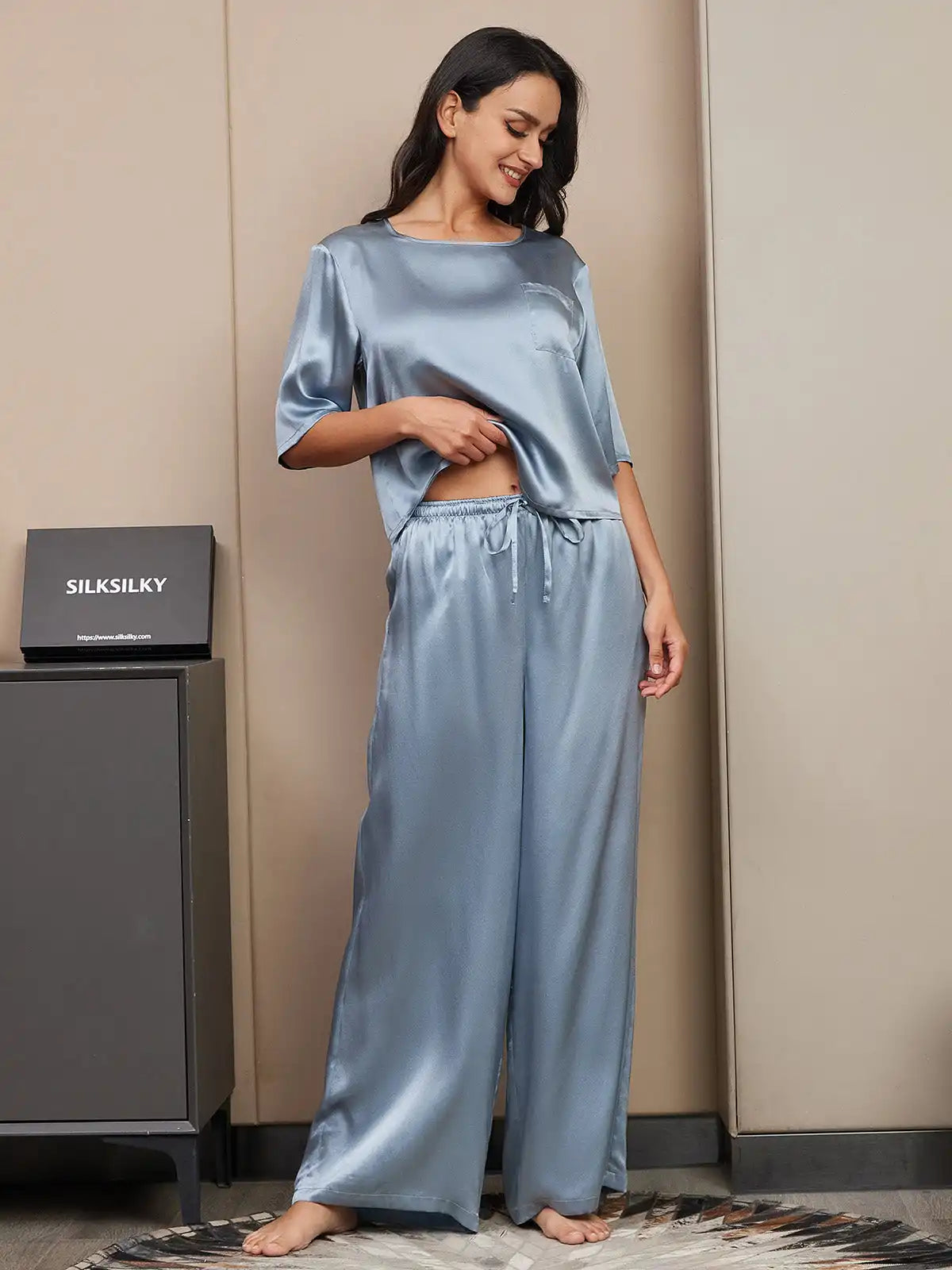 Women's 100% Mulberry Silk Half Sleeve Round Neck Pajamas Set