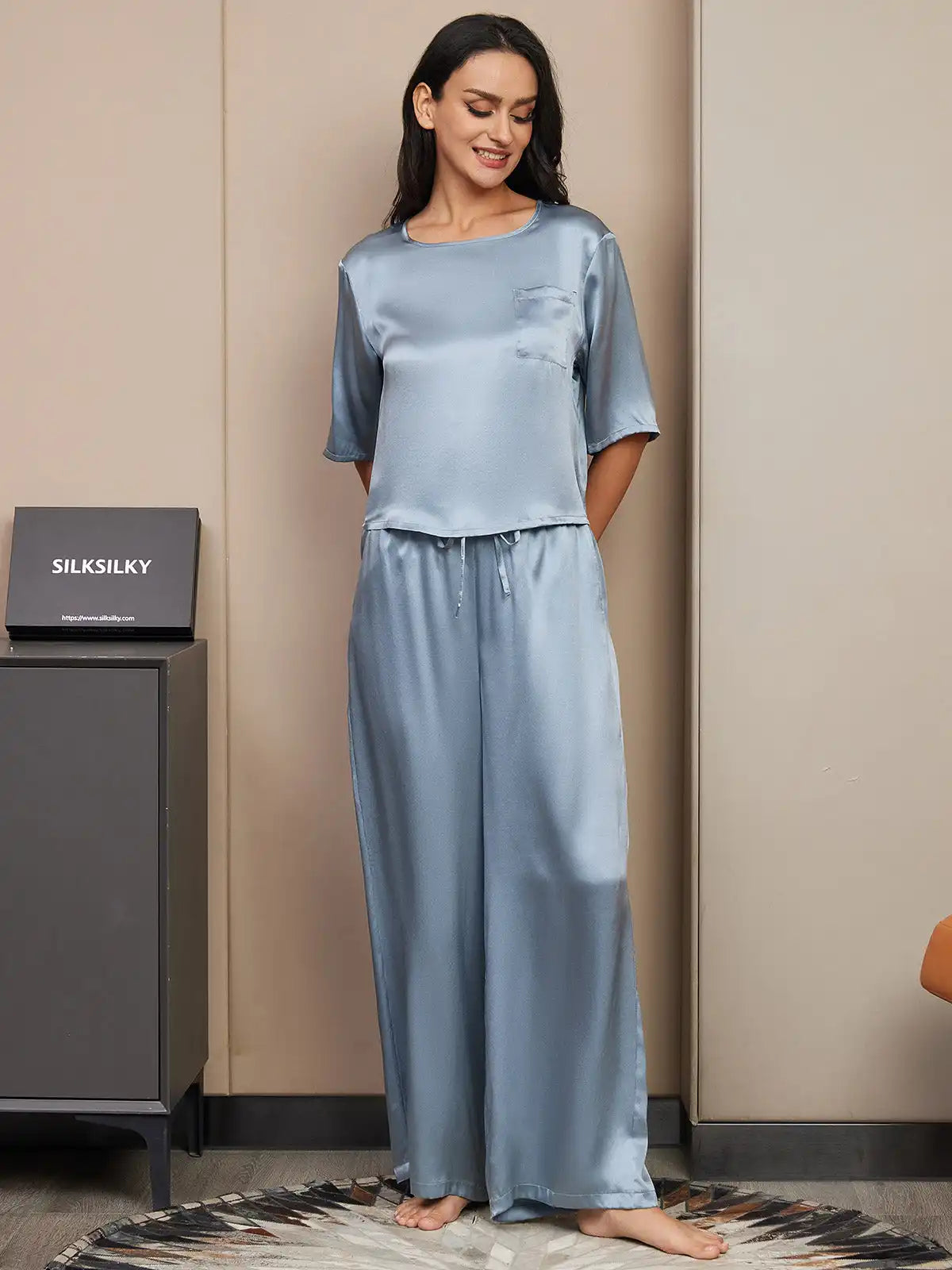 Women's 100% Mulberry Silk Half Sleeve Round Neck Pajamas Set