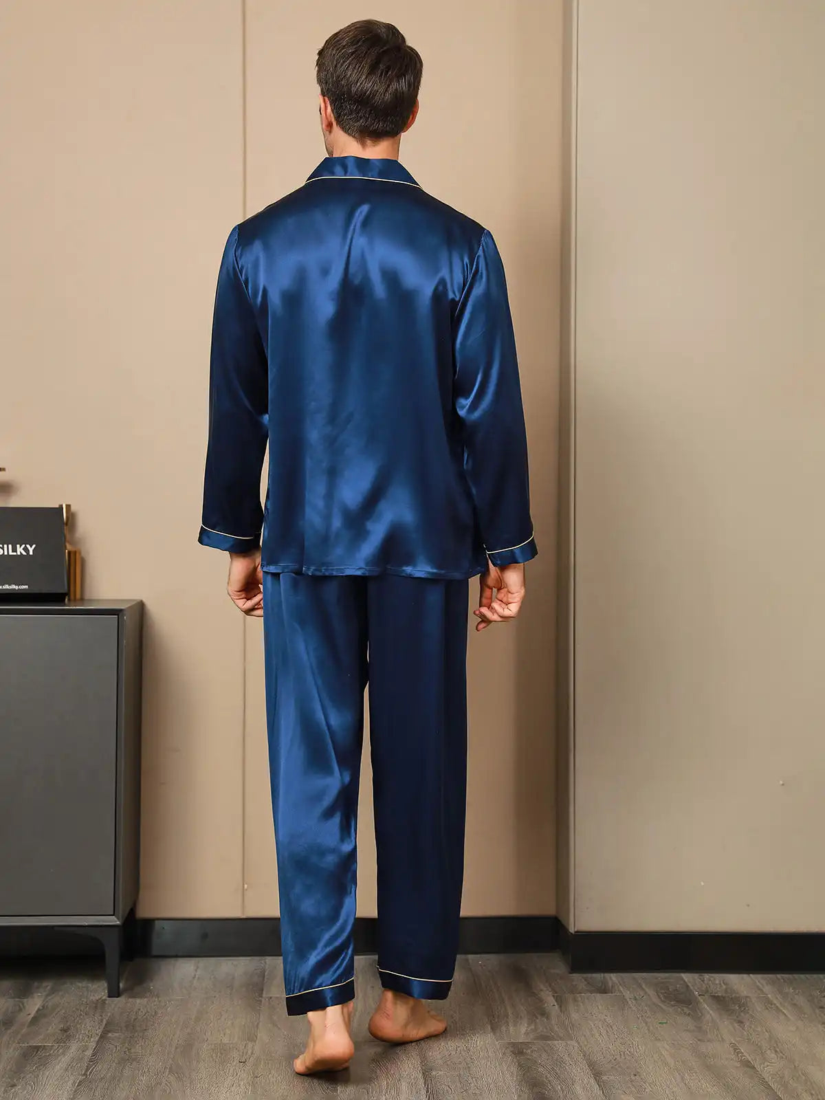 100% Mulberry Silk Long Sleeve Notch Collar Men's Pajamas Set with Button Up Design