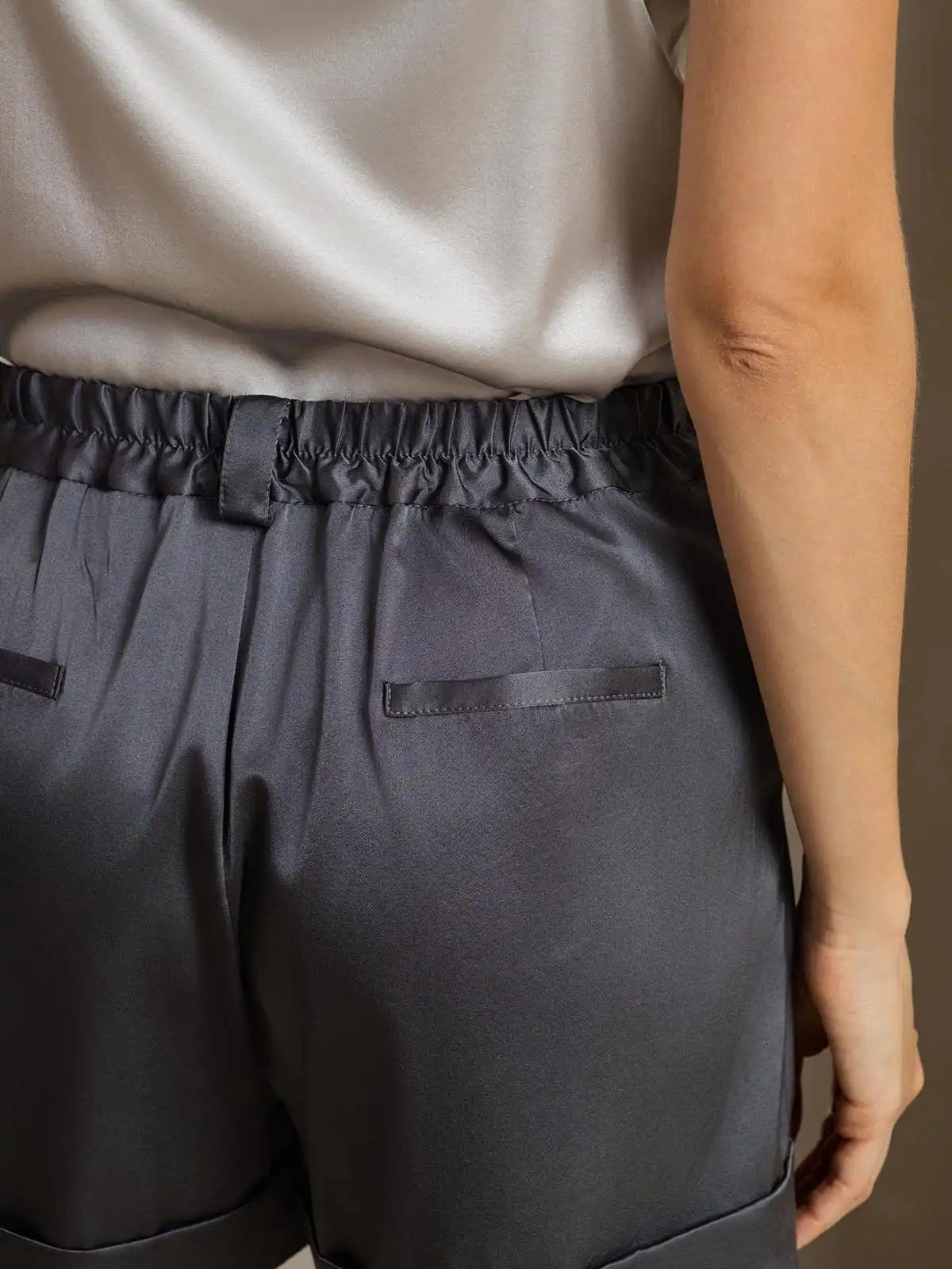 19Momme Silk Women's Cuffed Pleated Shorts With Side Pockets Design